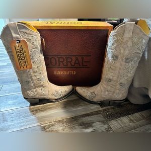 White Floral Embroidered with Crystals Cowboy boots Size 6